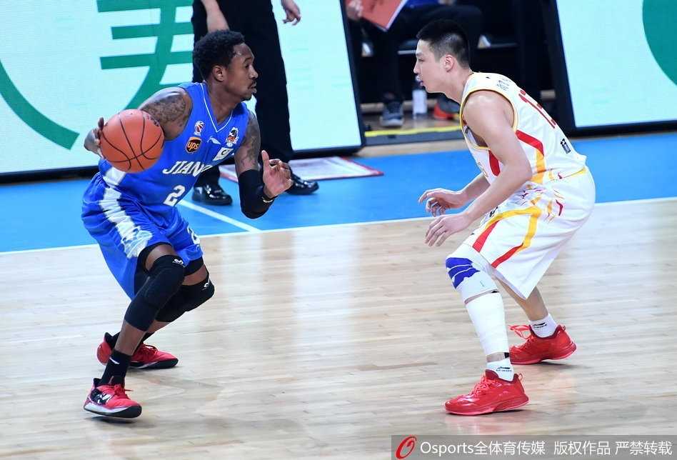 江苏德比战火燎原,肯帝亚客场挫败同曦彰显霸主底蕴 马尚·布鲁克斯如猎豹般敏捷,带球穿越同曦队的严密防线,眼神中闪烁着必胜的光芒。