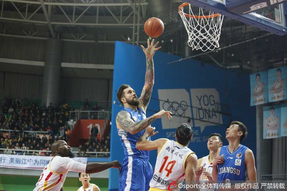 江苏德比战火燎原,肯帝亚客场挫败同曦彰显霸主底蕴 同曦外援多米尼克·琼斯在严密防守下强行起跳,身体在空中舒展开来,力求为球队打破僵局。