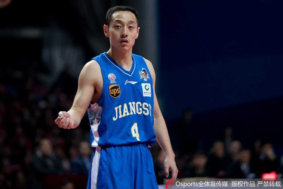 江苏德比战火燎原,肯帝亚客场挫败同曦彰显霸主底蕴 伊朗名将巴赫拉米试图突破,他压低重心,篮球在指尖灵动旋转,但面前是肯帝亚球员构筑的铜墙铁壁。