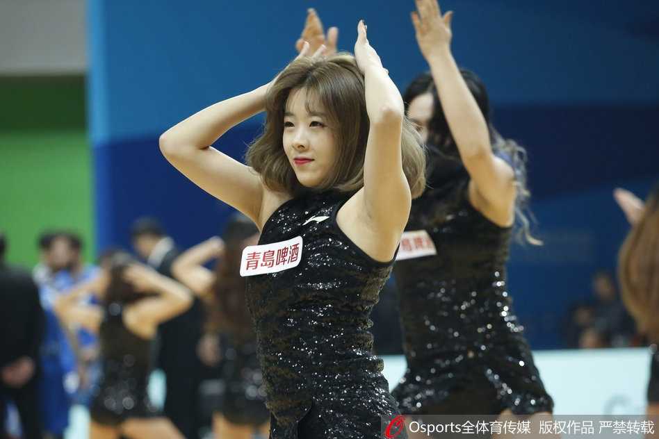 江苏德比激战正酣,篮球宝贝热舞点燃江宁赛场 赛后,篮球宝贝们与吉祥物在场上互动,她们簇拥在一起,脸上绽放出灿烂的笑容,为这场激烈的江苏德比画上了一个圆满而温暖的句号。