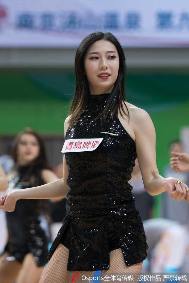 江苏德比激战正酣,篮球宝贝热舞点燃江宁赛场 尽管汗水已浸透衣衫,但场上的篮球宝贝们依然保持着最富感染力的笑容,整齐地挥舞着手中的花球,她们的热情如同跳跃的火焰,持续为赛场升温。