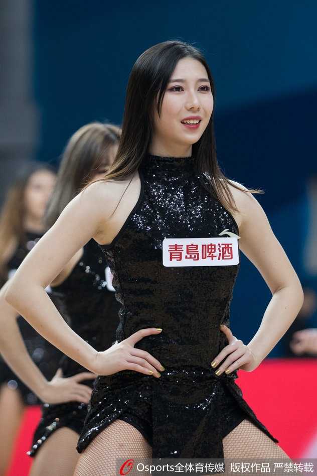 江苏德比激战正酣,篮球宝贝热舞点燃江宁赛场 在场地中央,一位篮球宝贝高高跃起,修长的双腿在空中划出优美的弧线,仿佛挣脱地心引力,将她无尽的活力与热情毫无保留地传递给看台上的每一位观众。