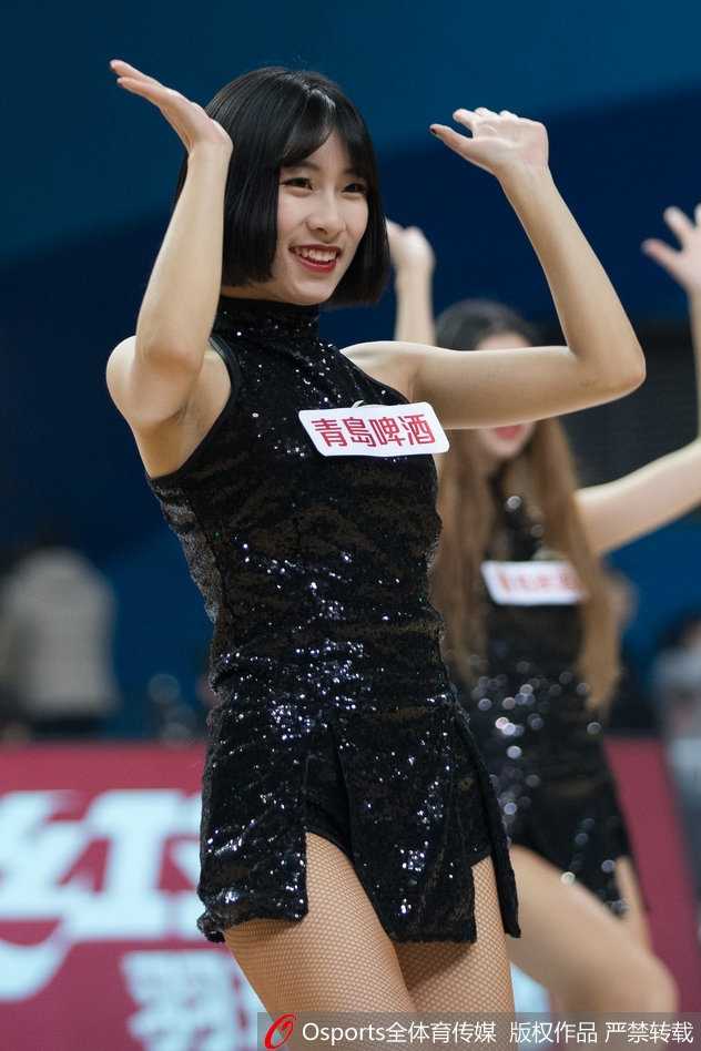 江苏德比激战正酣,篮球宝贝热舞点燃江宁赛场 热舞间隙,一位篮球宝贝转身回眸,额前的发丝被汗水微微打湿,眼神中却透露出专注与坚定,展现了啦啦队员在激情表演背后的敬业精神。