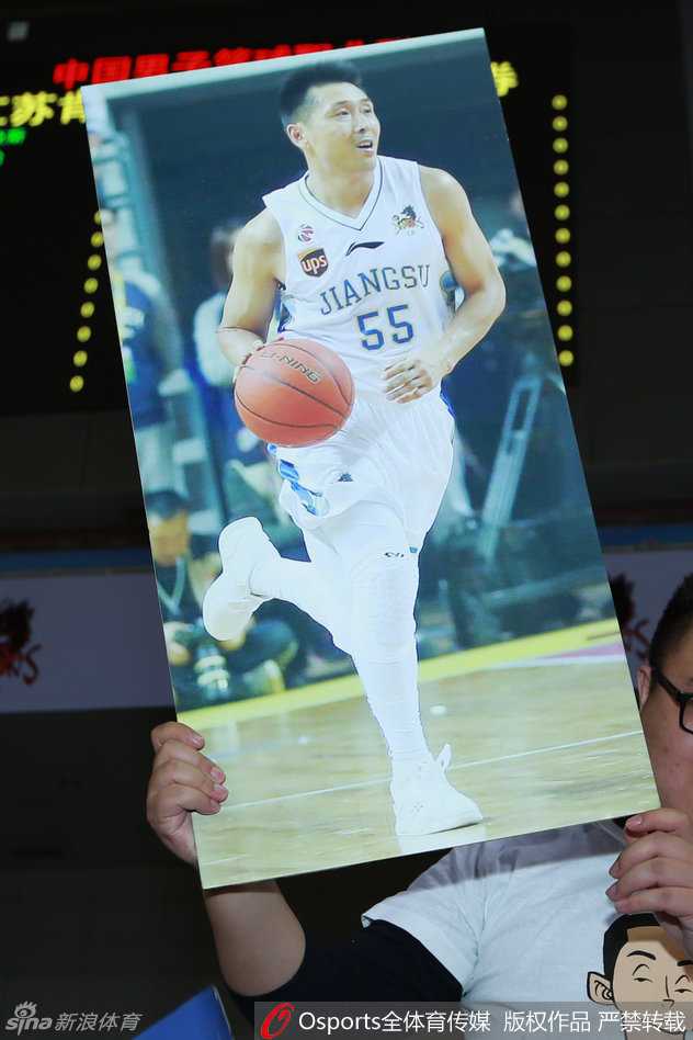 江苏篮球丰碑今夜为他独白 满眼胡雪峰是最长情的告别 赛场中央,青春靓丽的篮球宝贝们不再穿着往常的表演服,而是统一换上了白色的江苏队55号球衣,她们整齐列队,面带微笑,用这种特别的方式向胡雪峰致敬。