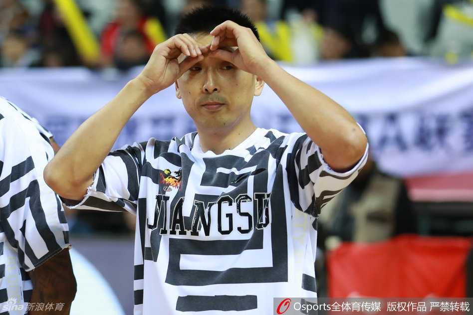 江苏篮球丰碑今夜为他独白 满眼胡雪峰是最长情的告别 看台上,一位年轻的女球迷脸庞被灯光照亮,她双手高高举着一张亲手绘制的海报,上面用彩色的字体写着对胡雪峰的深情告白,眼神中满是热切与崇拜。