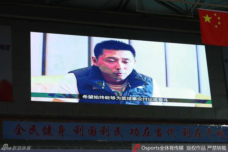 江苏篮球丰碑今夜为他独白 满眼胡雪峰是最长情的告别 场边的座位上,一名可爱的球童安静地坐着,她小小的身躯上也套着一件宽大的55号球衣,侧着脑袋专注地看着场上,仿佛也在用自己的方式守护着这位江苏篮球的英雄。