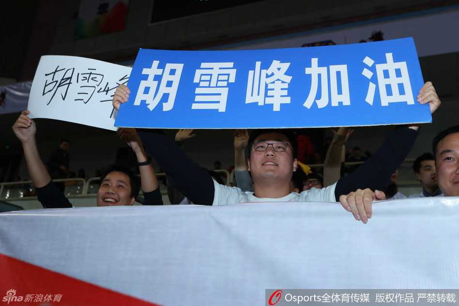 江苏篮球丰碑今夜为他独白 满眼胡雪峰是最长情的告别 球场上空巨大的LED屏幕上,正在播放胡雪峰职业生涯的精彩集锦,画面定格在他一次抢断后运球快攻的瞬间,眼神坚毅,身姿矫健,全场球迷抬头仰望,沉浸在回忆中。