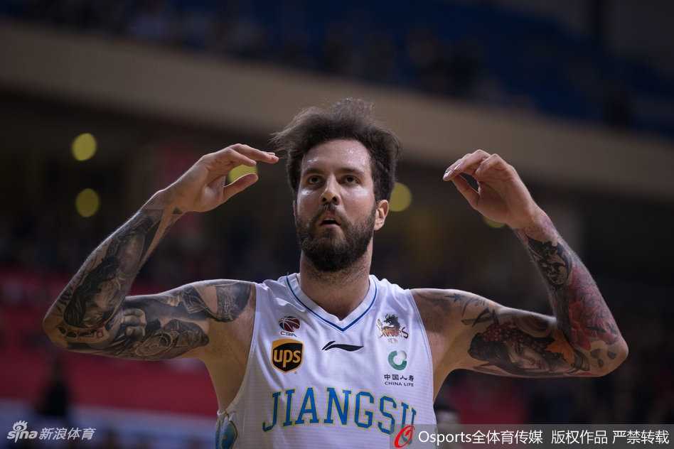 终场哨响的那一刻，江苏肯帝亚的球员们激动地冲入场内，紧紧拥抱在一起，庆祝这场来之不易的三分险胜，场边的球迷们也已全部起立，共同见证这历史性的双杀时刻