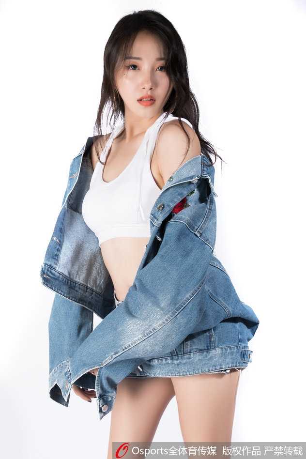 江苏篮球宝贝凯旋之舞:光影定格赛场边的最美风景 阳光透过窗纱洒进室内,江苏KDancer队员的侧颜轮廓分明,裸露的肩部线条流畅而健美