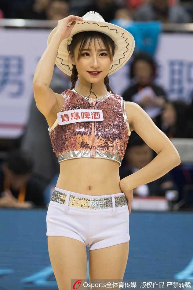 江苏肯帝亚主场大胜福建浔兴 篮球宝贝扇子舞燃爆全场 镜头特写一位领舞的篮球宝贝,她手持展开的彩扇,眼神专注而自信,扇面在她手中仿佛有了生命,随着音乐的节拍轻盈舞动。