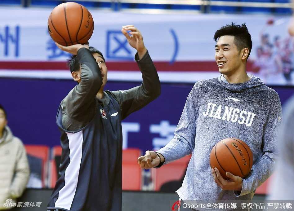 吴冠希在训练中目光如炬，专注的眼神透露出对胜利的渴望，汗水浸湿的训练服见证着他的刻苦。