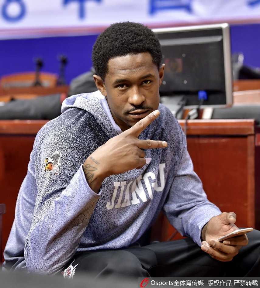 训练场上，拉杜利察顶着一头蓬松的卷发，眼神专注而犀利，大胡子配花臂，活脱脱一位从电影里走出来的硬汉，准备在禁区掀起腥风血雨。