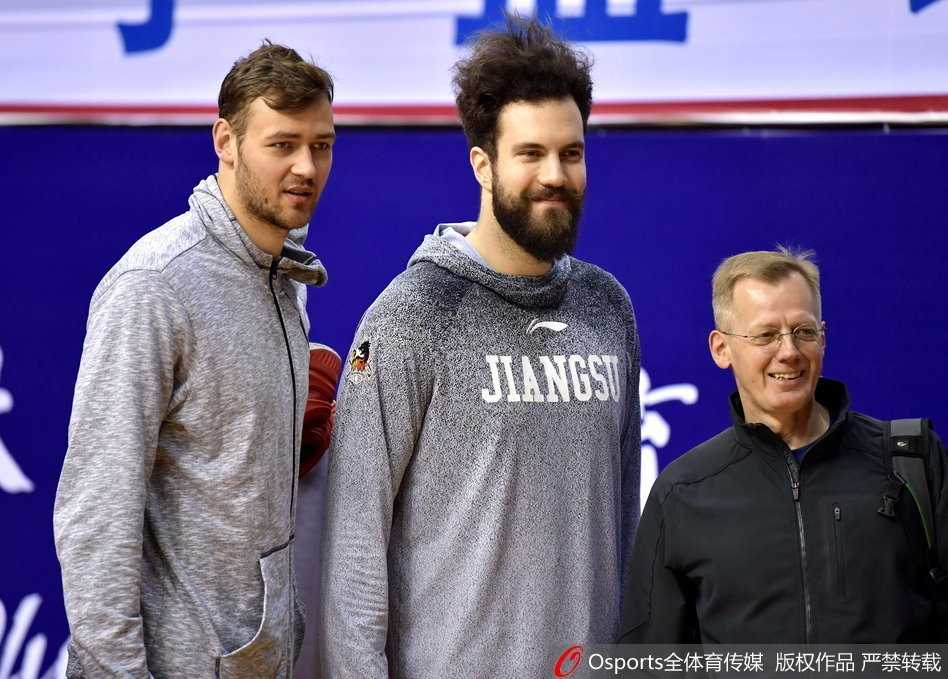 哪怕只是赛前热身，拉杜利察的表情也极其投入，他用力拍打着篮球，眼神死死盯着篮筐，那股狠劲儿仿佛下一秒就要把球砸进对手的篮筐。