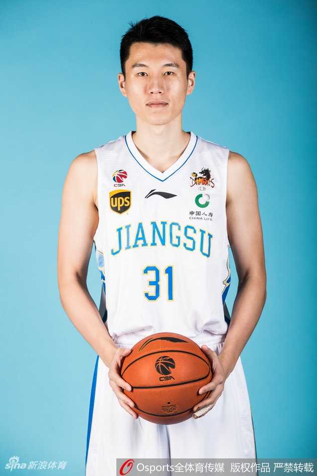 江苏肯帝亚新赛季黑白双煞领衔 复古写真展翅重返荣耀之路 新秀刘磊与内线大将吴冠希在镜头前搞怪互动,刘磊面对这位公认的队内“颜值担当”故意做出压力山大的表情,更衣室欢乐氛围尽显。