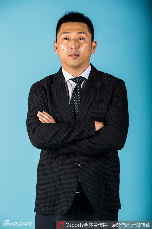 江苏肯帝亚新赛季黑白双煞领衔 复古写真展翅重返荣耀之路 江苏肯帝亚功勋主帅胡雪峰,眼神坚毅地凝视前方,他不仅是场上的指挥官,更是这支青年军的定海神针,西装笔挺难掩球场硬汉本色。