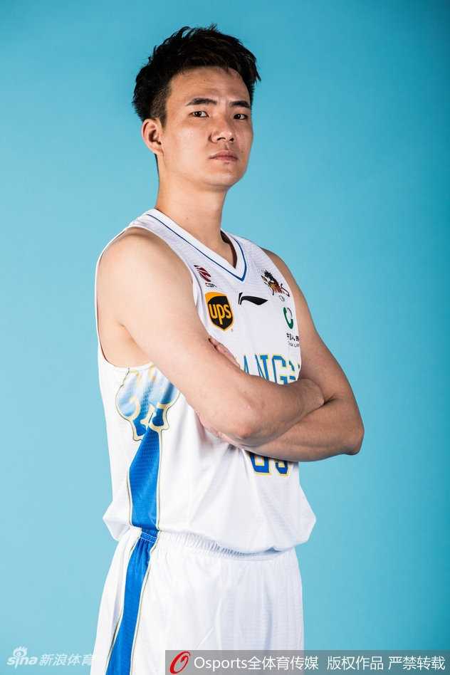 江苏肯帝亚新赛季黑白双煞领衔 复古写真展翅重返荣耀之路 马尚·布鲁克斯与队友勾肩搭背,眼神中流露出戏谑与自信,这位上赛季的得分王即将在新赛季的乱战中撕裂对手的防线,笑容背后藏着杀机。