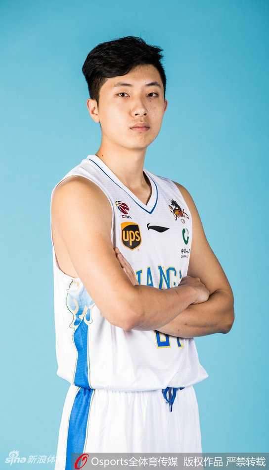 江苏肯帝亚新赛季黑白双煞领衔 复古写真展翅重返荣耀之路 全队围拢在一起,臂膀相搭,展现出强大的团队凝聚力,队长易立位居中央,仿佛在呐喊出新赛季冲击季后赛的钢铁誓言。