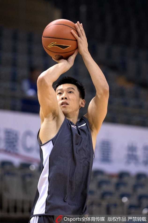 主帅贝西洛维奇为球员们讲解战术，他用手势比划着跑动路线，队员们聚精会神地聆听，准备将训练成果转化为比赛胜利。