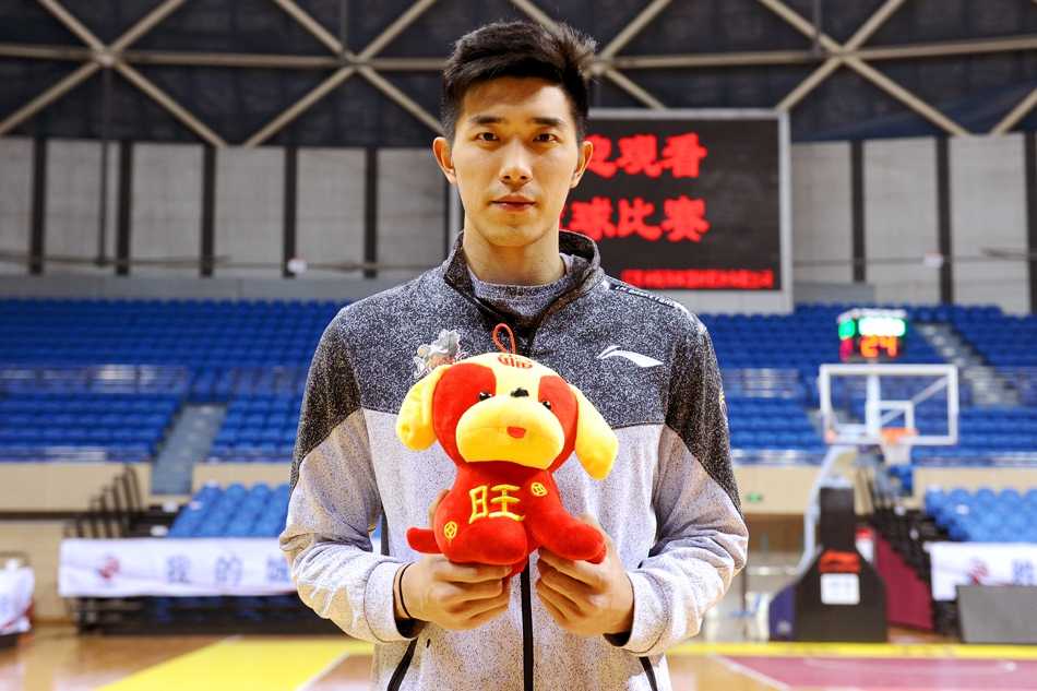 江苏肯帝亚男篮新春贺岁 虎年携手球迷共赴新程 江苏肯帝亚的硬汉们卸下战袍,围坐在一起展示手写的春联,队长易立手持福字,笑容温暖如春,铁血战队也有柔情一面。