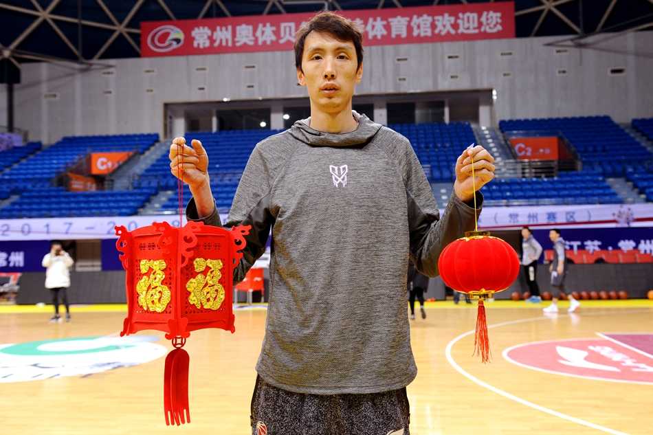 江苏肯帝亚男篮新春贺岁 虎年携手球迷共赴新程 球员们拿着红包和春联,互相打趣逗乐,更衣室里充满了欢声笑语,平日里紧张严肃的气氛被节日的快乐完全取代。