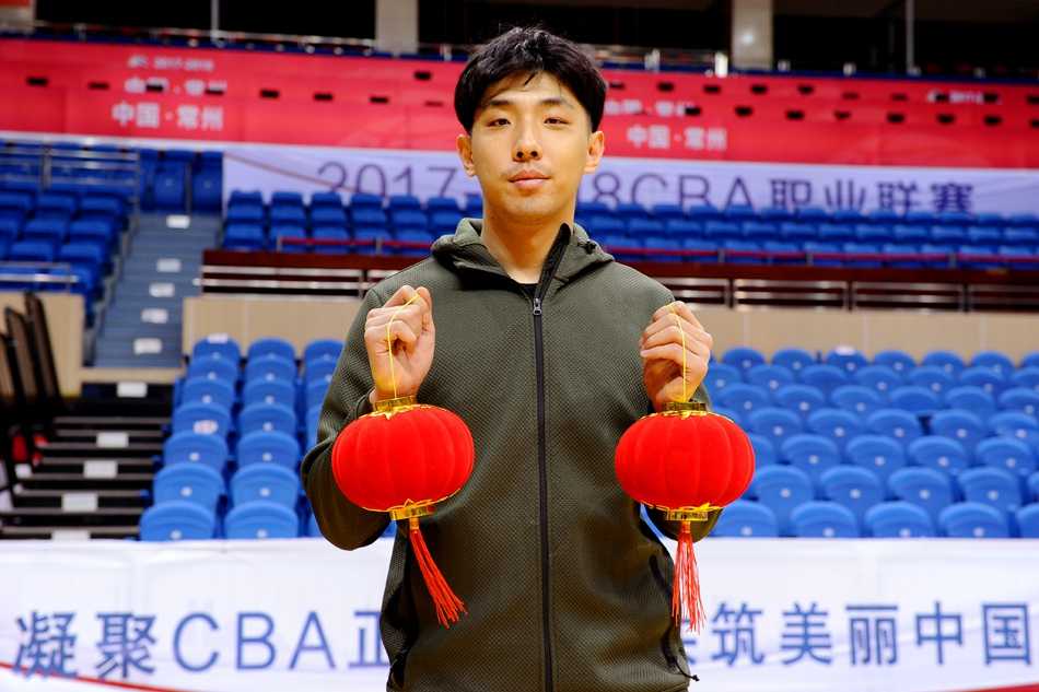 江苏肯帝亚男篮新春贺岁 虎年携手球迷共赴新程 外援拉杜利察入乡随俗,认真学着用中文说“新年好”,他手里拿着一个大大的中国结,对中国传统文化充满了好奇与敬意。