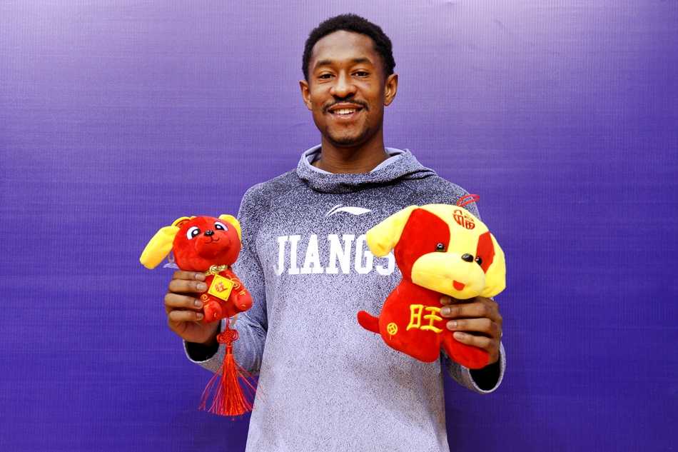 江苏肯帝亚男篮新春贺岁 虎年携手球迷共赴新程 主教练贝西诺维奇面带慈祥笑容,与全体队员合影,背景板上的新春元素和队员们手中的福字,将这个大家庭的温馨时刻永远定格。