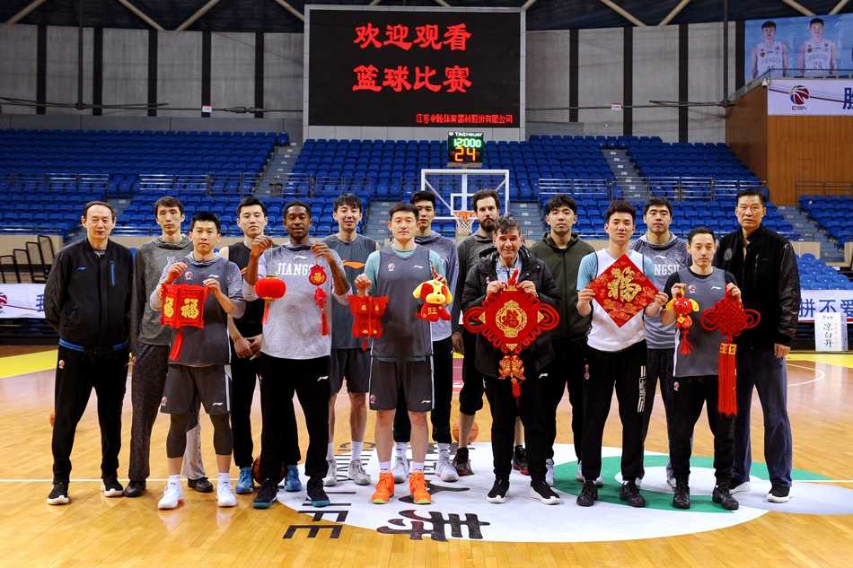 江苏肯帝亚男篮新春贺岁 虎年携手球迷共赴新程 年轻球员们簇拥在一起,对着镜头做出搞怪的新春手势,朝气蓬勃的脸上写满了对新年的憧憬和冲击好成绩的决心。