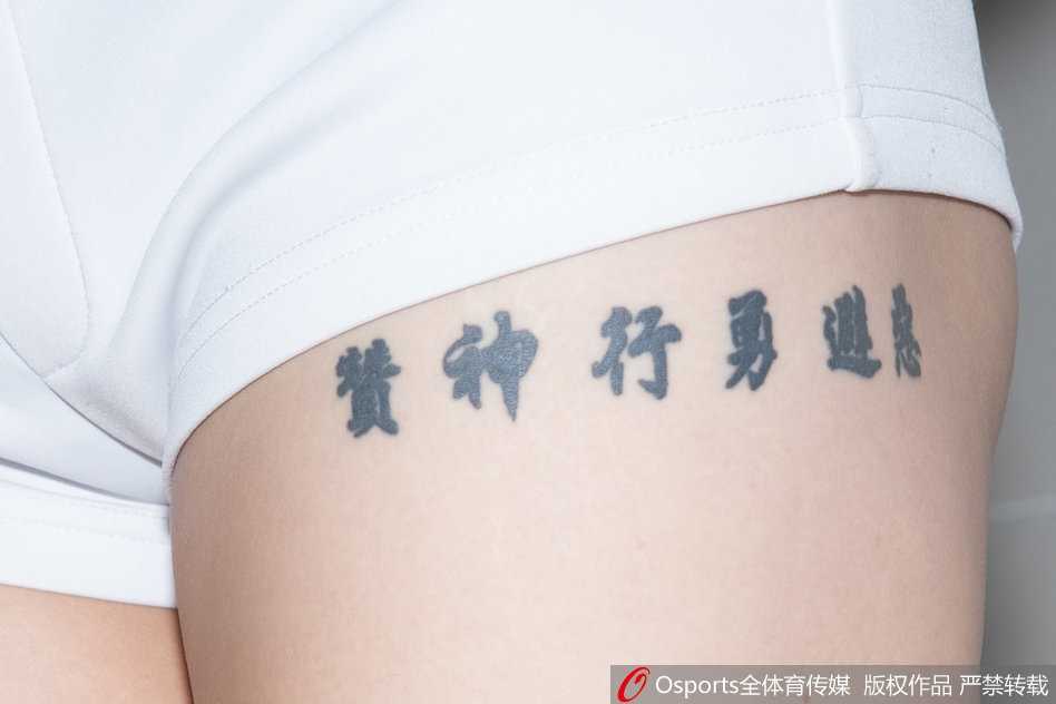 江苏肯帝亚篮球宝贝凯旋之舞:更衣室里的璀璨序章,为新赛季燃情助威 KDancer队员身穿活力动感的表演服,在更衣室的衣柜前舒展身体,一双笔直修长的美腿格外吸睛,自信的姿态仿佛在宣告:赛场也是我们的舞台。