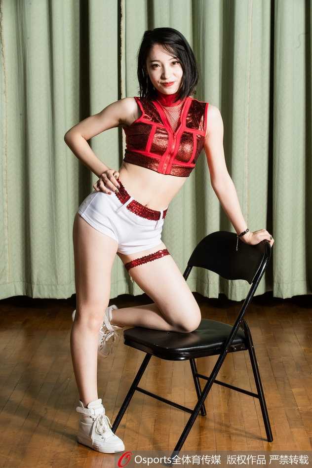 江苏肯帝亚篮球宝贝凯旋之舞:赛场边的最美风景线 聚光灯下,这位篮球宝贝回眸一笑,妩媚的姿态与白皙的肌肤相得益彰,飘逸的发丝间透着自信与灵动,恰似凯旋归来的舞者。