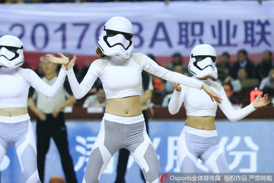 表演结束后，所有篮球宝贝集体向观众致意，背后的江苏肯帝亚队徽与星际战士的装扮相映成趣，定格了这一充满创意的夜晚。