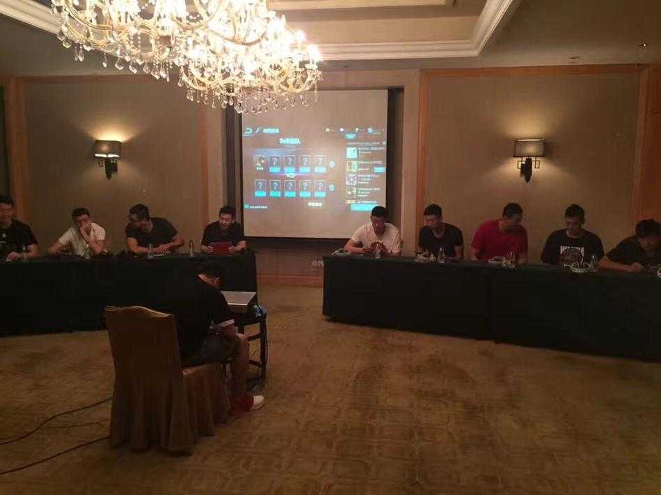 江苏肯帝亚篮球血脉冲刺王者峡谷,跨界组局引爆全新电竞战场 主宰在峡谷中咆哮着腾空而起,压迫感十足,击败它能为全队带来强大增益,这正如体育竞技中那股永不言弃的队魂,在关键时刻给予队伍力量与信念。