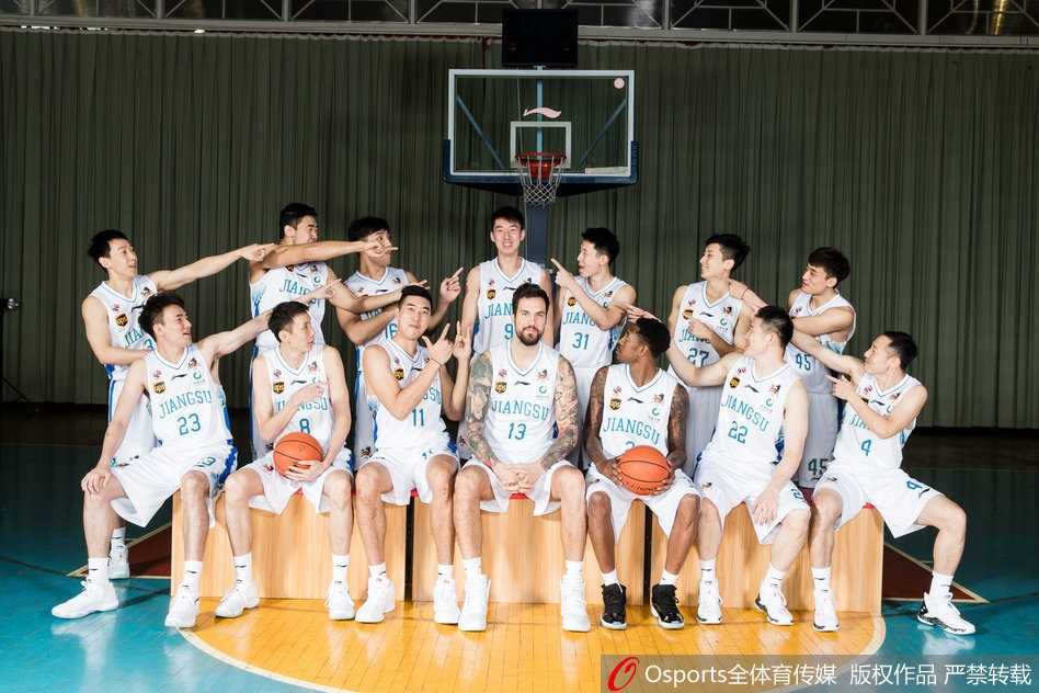 江苏肯帝亚黑白双雄领衔重返季后赛半程亚军书写黑马传奇 全队将主帅贝西洛维奇围在中间,团结一心。这位斯洛文尼亚教头用三年时间打造出一支防守铁军,他坚信没有明星球员就依靠强硬体系来弥补。