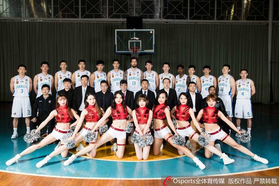 江苏肯帝亚黑白双雄领衔重返季后赛半程亚军书写黑马传奇 在轻松愉快的氛围中,队员们互相‘挑逗’,摆出各种搞怪pose,展现了赛场之外如同兄弟般的深厚情谊和年轻球队特有的活力。