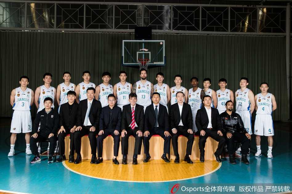 江苏肯帝亚黑白双雄领衔重返季后赛半程亚军书写黑马传奇 拉杜利察与队友们围在一起鼓劲,这位塞尔维亚中锋不仅能用传球串联全队,更是更衣室里凝聚人心的温暖力量,每有队友倒地他总会第一个上前拉起。