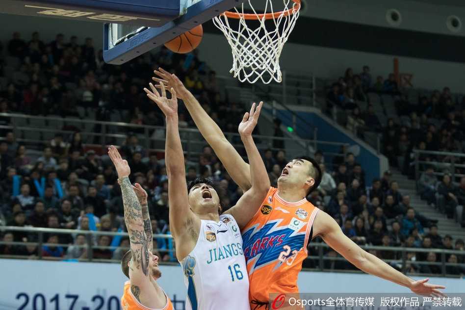 江苏铁骑踏破上海滩,大鲨鱼吞下苦涩四连败 布鲁克斯迎着防守强起上篮,身体在空中拉成满弓,眼神里满是对胜利的渴望。
