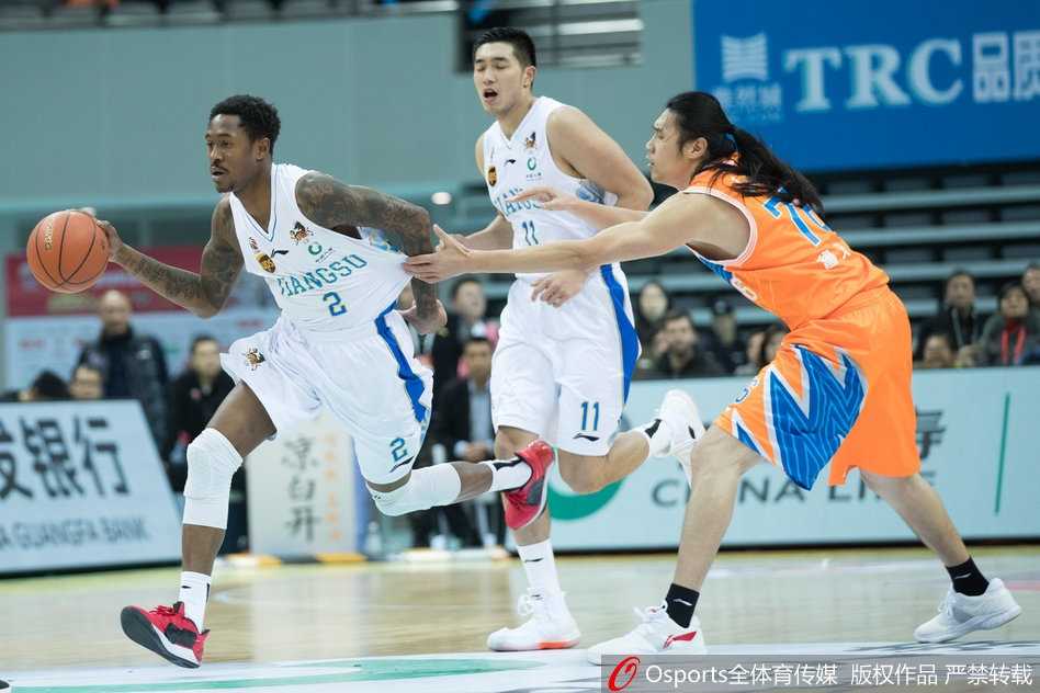 江苏铁骑踏破上海滩,大鲨鱼吞下苦涩四连败 赢球后的江苏球员们围在一起,击掌相庆,笑容洋溢在每一个人的脸上,这是团队篮球的胜利。