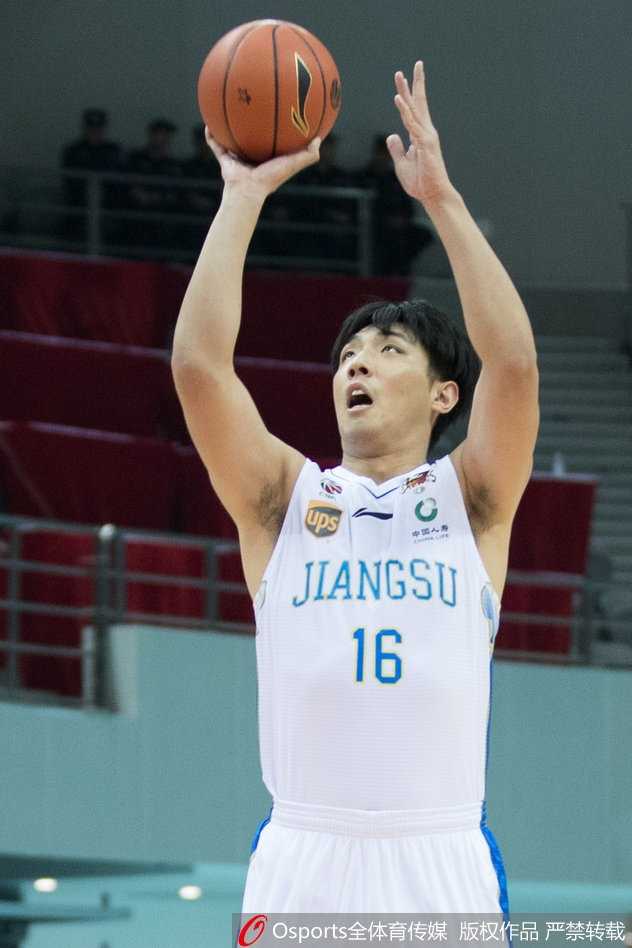 江苏铁骑踏破上海滩,大鲨鱼吞下苦涩四连败 拉杜利察在三人包夹中强行摘下篮板,肌肉碰撞的瞬间,彰显着篮下巨无霸的霸气。