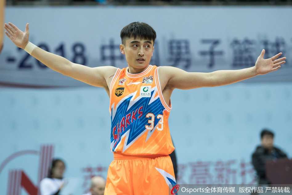 江苏铁骑踏破上海滩,大鲨鱼吞下苦涩四连败 史鸿飞命中关键三分后握拳怒吼,队友纷纷冲上前来,庆祝这记价值千金的远投。