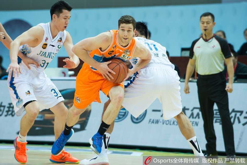 江苏铁骑踏破上海滩,大鲨鱼吞下苦涩四连败 弗雷戴特出手三分瞬间,皮球脱手而出,眼神中带着一丝疲惫与不甘,今晚他的孤单英雄戏码再度上演。