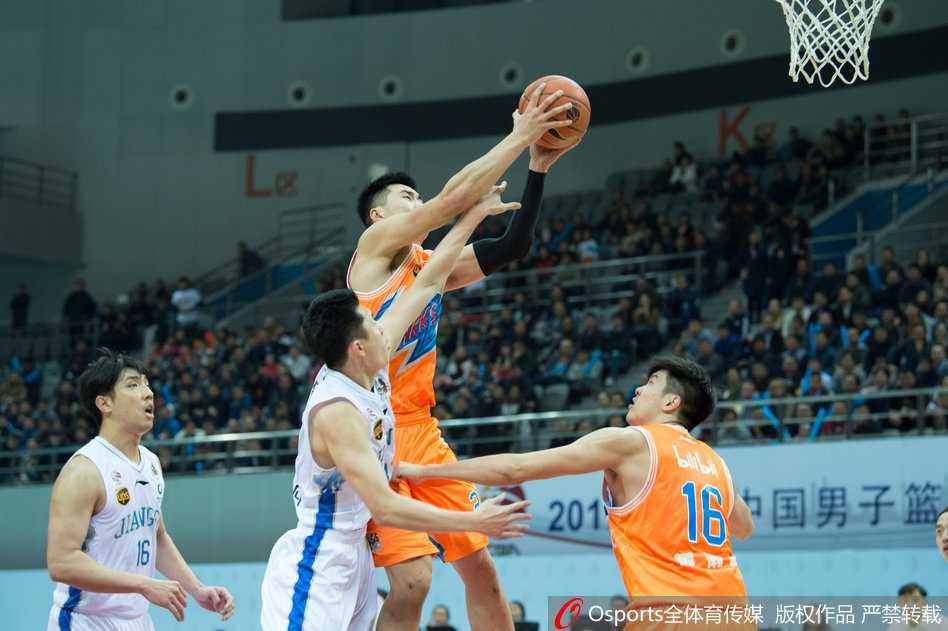 江苏铁骑踏破上海滩,大鲨鱼吞下苦涩四连败 李原宇高高跃起单手劈扣,篮筐在颤抖,整个球馆的激情在这一刻被彻底引爆。