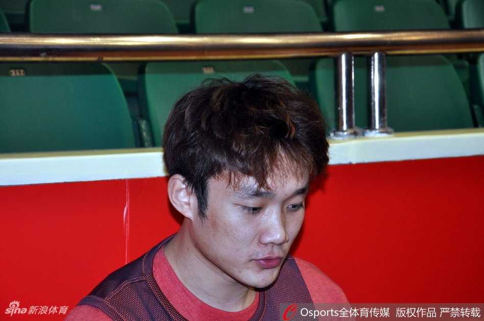 沂蒙战鼓擂响,山东高速男篮蓄力新赛季主场首秀 山东男篮球员在训练中眼神专注,汗水洒落在地板上,展现出为备战新赛季付出的艰辛努力。