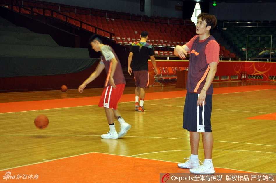 沂蒙战鼓擂响,山东高速男篮蓄力新赛季主场首秀 新援陈林坚在三分线外接球就投,皮球划出一道完美的弧线直奔篮筐,仿佛要将新赛季对手的取胜希望就此射落。