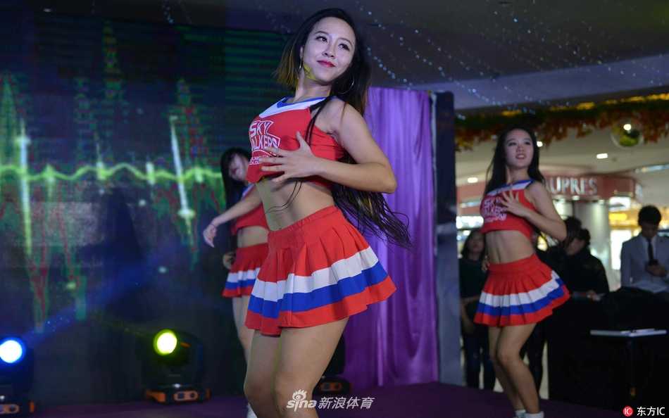 沈阳篮球宝贝深秋热舞:长发短裙齐飞扬,赛场最美的风景线 伴随着动感的节拍,女孩们整齐划一地舞动,她们修长的身姿在灯光下格外醒目,每一个动作都充满了青春特有的爆发力与韵律感。