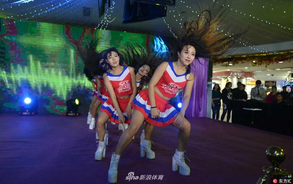 沈阳篮球宝贝深秋热舞:长发短裙齐飞扬,赛场最美的风景线 镜头捕捉到一位篮球宝贝自信飞扬的瞬间,她甜美的笑容如同秋日里的暖阳,与空中飞舞的秀发交织成一幅动感十足的青春画卷。