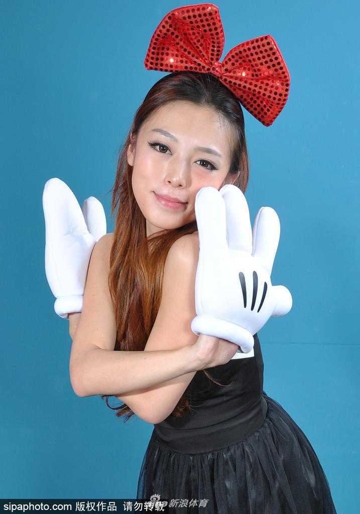 沈阳篮球宝贝蝴蝶结卖萌 赛场上的甜心风景线 镜头拉近,这位戴着超大红色蝴蝶结的宝贝轻轻嘟起嘴巴,眼神清澈无邪,可爱的表情与赛场的激烈对抗形成了极具反差的“萌”感。