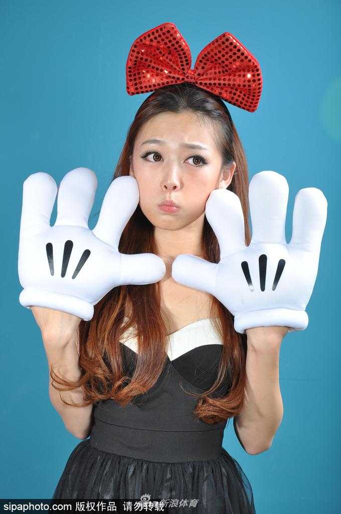 沈阳篮球宝贝蝴蝶结卖萌 赛场上的甜心风景线 一位宝贝在退场时对着镜头调皮地眨眼睛,白色的运动上衣配着红色的蝴蝶结,将她衬托得既清纯又充满活力,让人忍不住多看几眼。