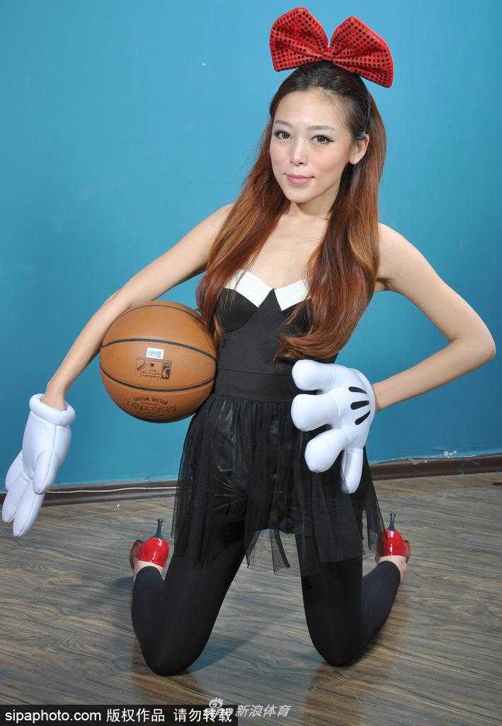 沈阳篮球宝贝蝴蝶结卖萌 赛场上的甜心风景线 这位宝贝扎着高高的马尾和红色蝴蝶结,在动感的音乐节奏中回眸一笑,眼神里透着灵动与俏皮,仿佛能够驱散球员所有的疲惫。