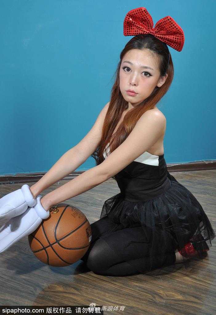 沈阳篮球宝贝蝴蝶结卖萌 赛场上的甜心风景线 在舞台灯光的照耀下,一位宝贝手拿闪亮的花球,摆出一个可爱的思考者姿势,头上的蝴蝶结也随之轻轻晃动,显得既专业又充满少女情怀。