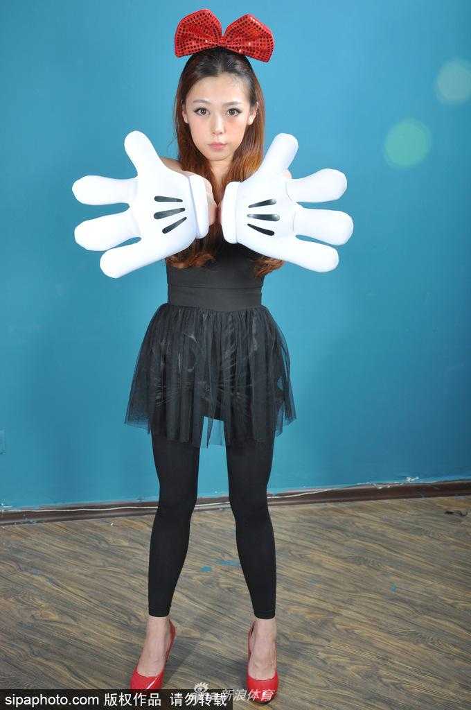 沈阳篮球宝贝蝴蝶结卖萌 赛场上的甜心风景线 沈阳篮球宝贝们统一扎着俏皮的蝴蝶结发饰,对着镜头集体比心,脸上洋溢着甜美又带点羞涩的笑容,瞬间抓住了全场的目光。