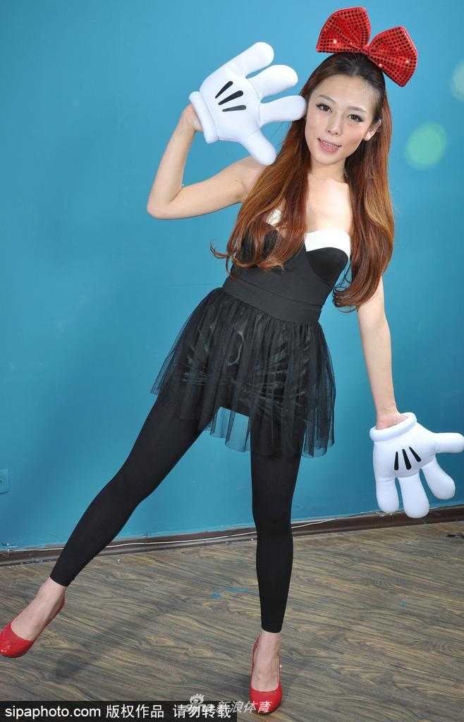 沈阳篮球宝贝蝴蝶结卖萌 赛场上的甜心风景线 表演结束后,几位篮球宝贝在场上默契地击掌庆祝,即使只是一个简单的动作,她们脸上也带着如阳光般灿烂的笑容,感染力十足。